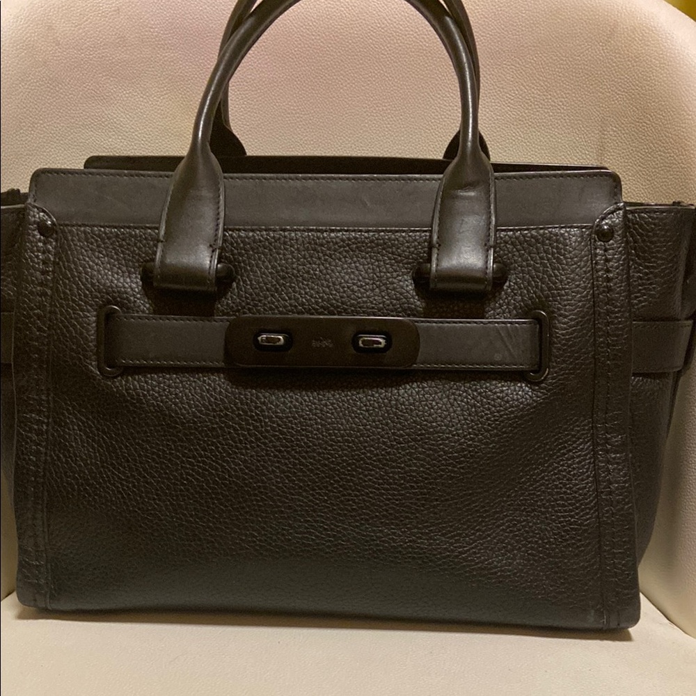 COACH Elegant Black Leather Handbag